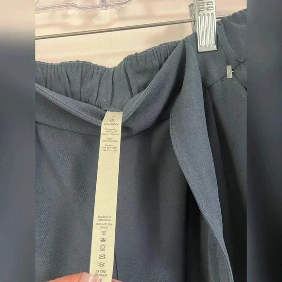 Lululemon Noir Crop True Navy Pants Size 6 - Picture 5 of 6